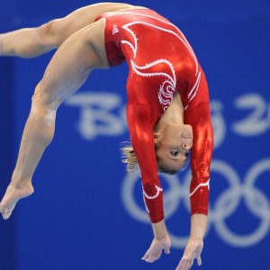 【爱游戏中国】唐才育狂砍生涯新高32分助新疆豪取四连胜，阿的江赛后直言不满意引深思